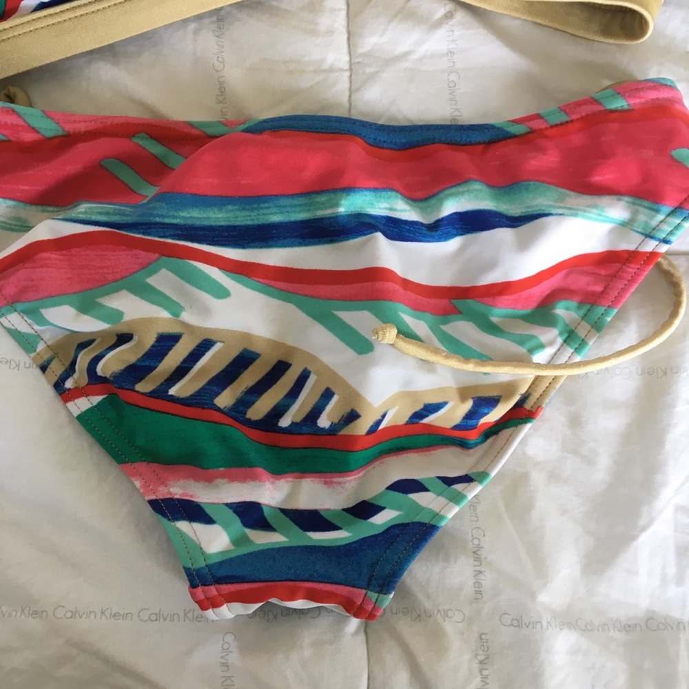 Bikini - Picture 2 of 4